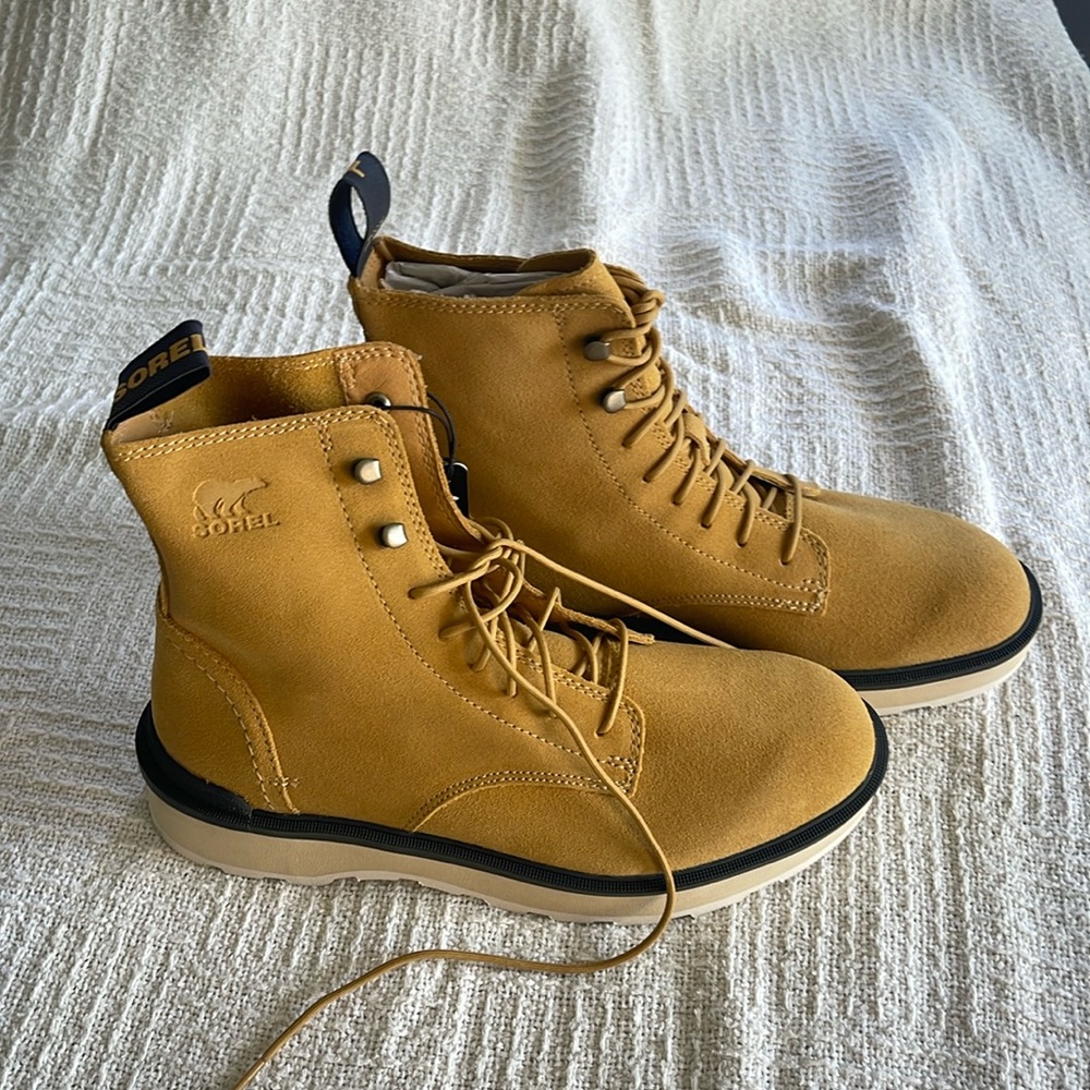 NIB Waterproof Sorel HI-LINE boots size 9.5 in Geo Yellow.